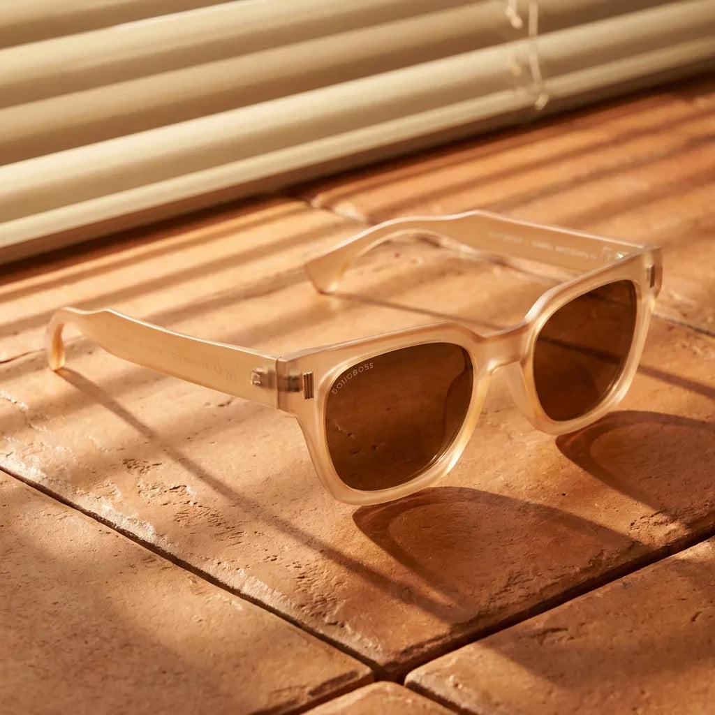 Lentes sol Osorno RPET polarizados UV400 reciclado champagne sobre terracota textura artesanal calida Bonoboss #editorial_grid1 #color_champagne
