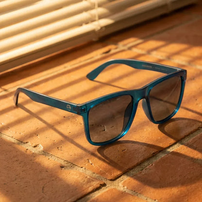 Lentes sol Rapanui RPET polarizados UV400 RPET reciclado light ocean sobre terracota textura artesanal Bonoboss #editorial_grid1 #color_light-ocean