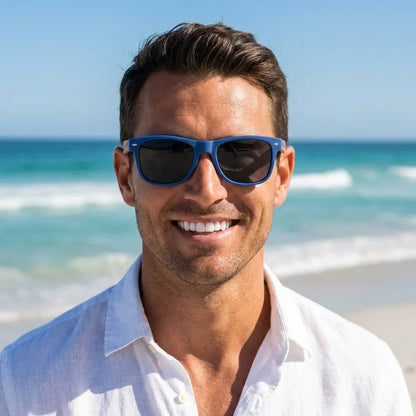 Hombre usando lentes sol Acacia madera zebrano polarizados Blue Smoke hombre en playa proteccion solar UV400 Bonoboss #editorial_detail1 #color_blue-smoke