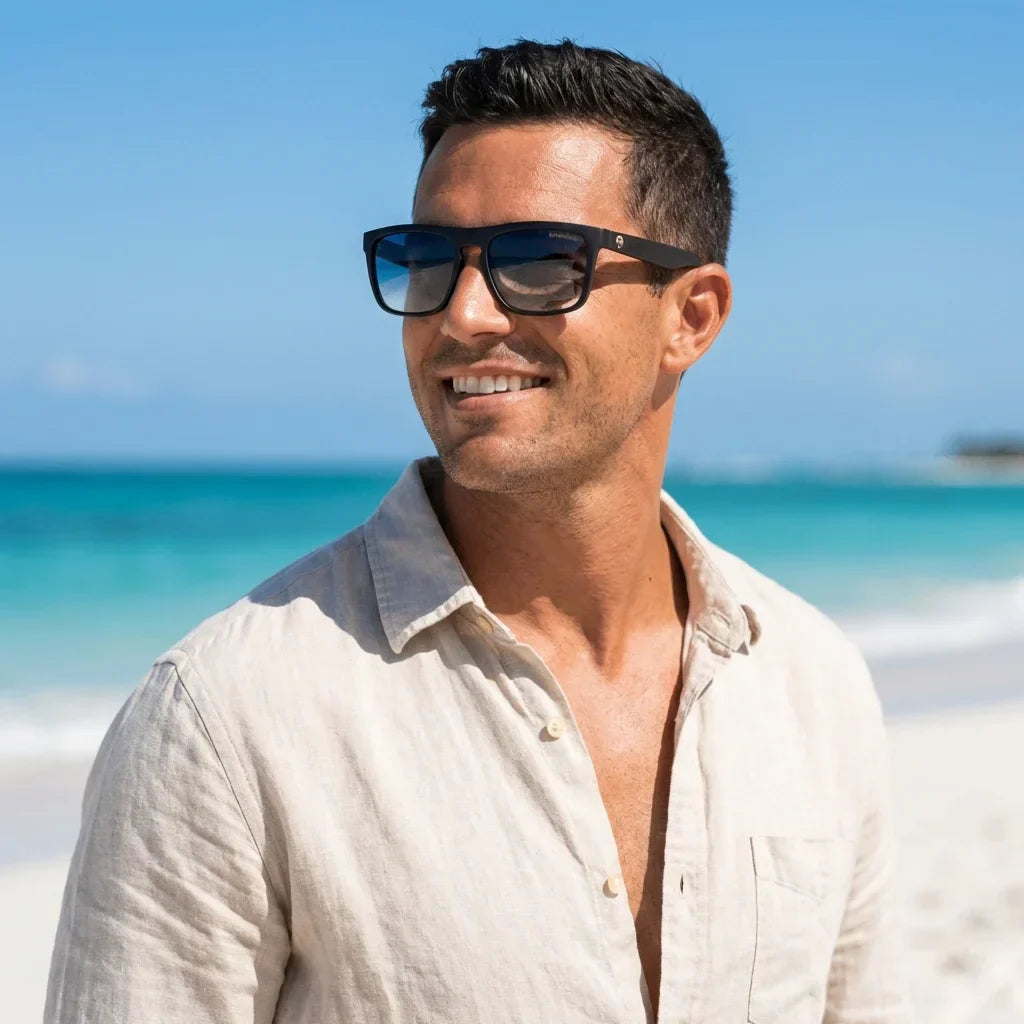 Hombre usando lentes sol Lautaro Dark acetato polarizados degrade azul playa oceano proteccion UV400 Bonoboss #editorial_detail1 #color_degrade-azul
