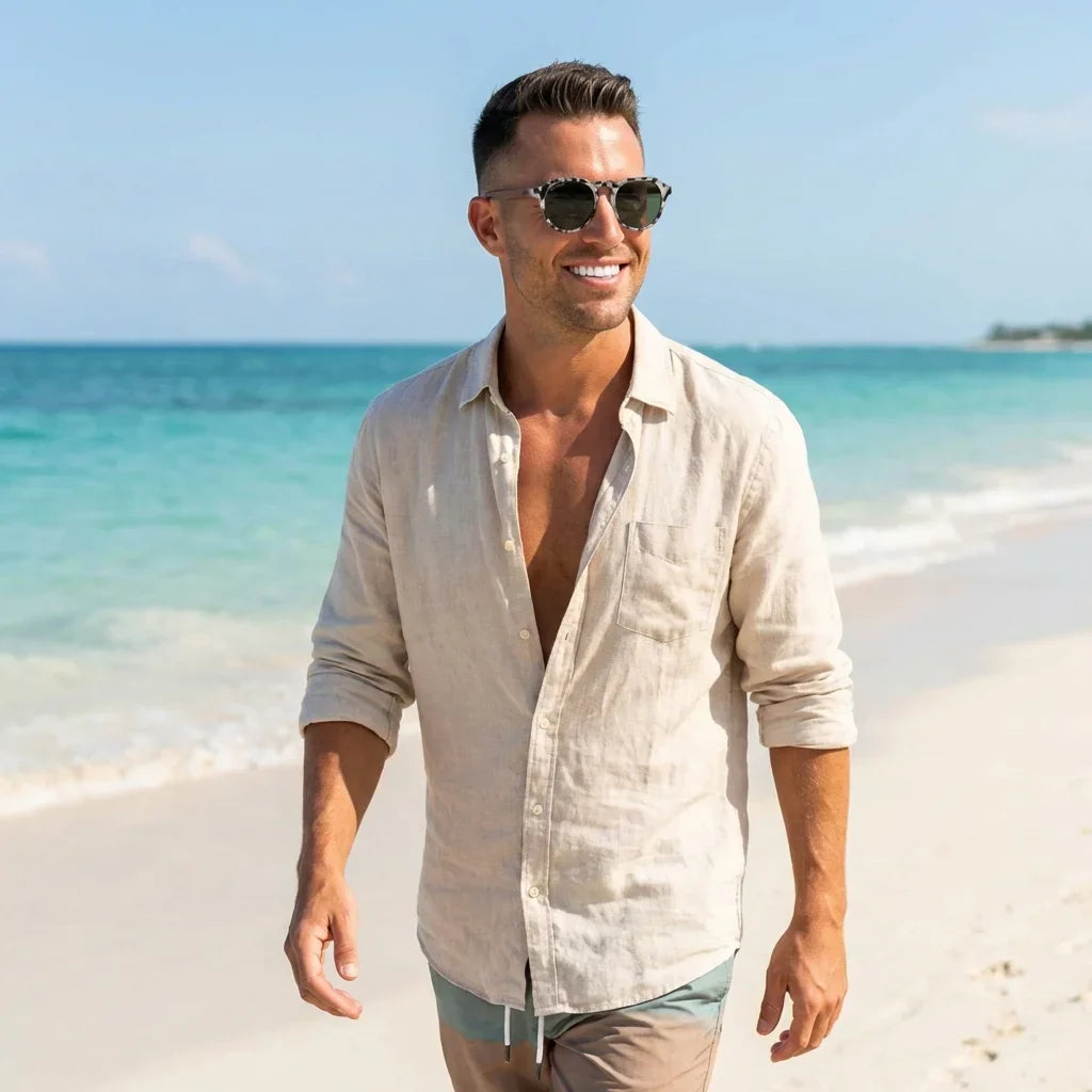 Hombre usando lentes sol Galapagos acetato madera polarizados gris playa oceano proteccion UV400 Bonoboss #editorial_detail1 #color_gris