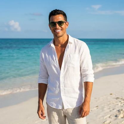 Hombre usando lentes sol Galapagos acetato madera polarizados forest playa oceano proteccion UV400 Bonoboss #editorial_banner #color_forest