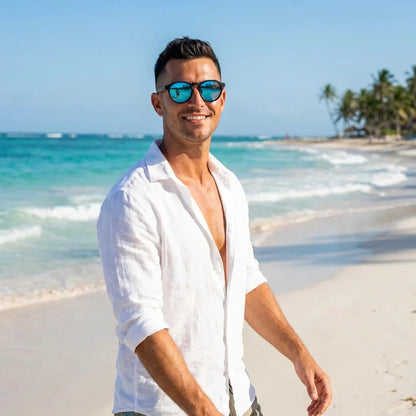 Hombre usando lentes sol Galapagos acetato madera polarizados negro sky playa oceano proteccion UV400 Bonoboss #editorial_detail1 #color_negro-sky