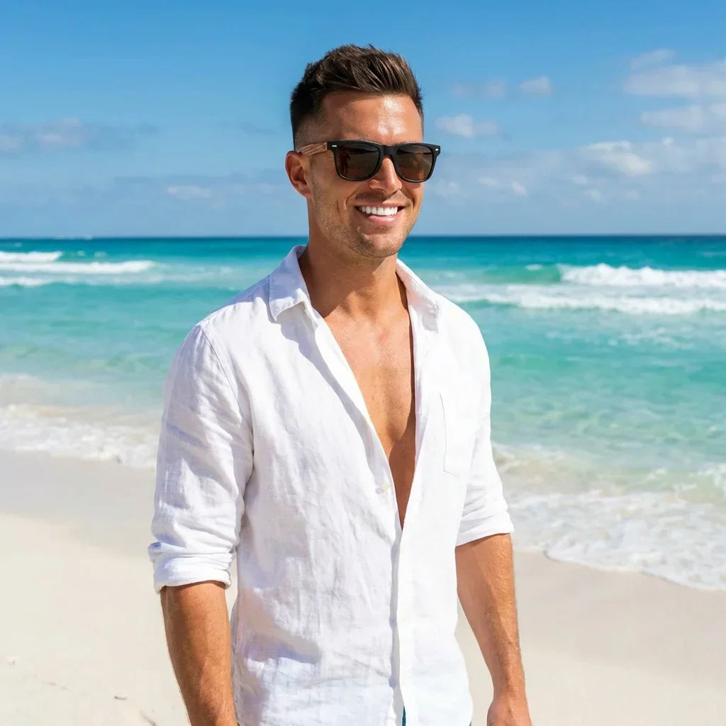 Hombre usando lentes sol Acacia madera zebrano polarizados Negro Brown hombre en playa proteccion solar UV400 Bonoboss #editorial_detail1 #color_negro-brown