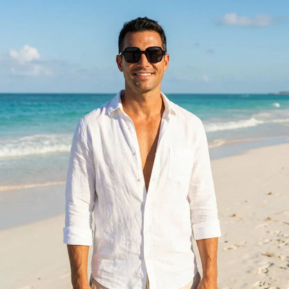 Hombre usando lentes sol Canarias bio-acetato polarizados Negro hombre en playa proteccion solar UV400 Bonoboss #editorial_detail1 #color_negro