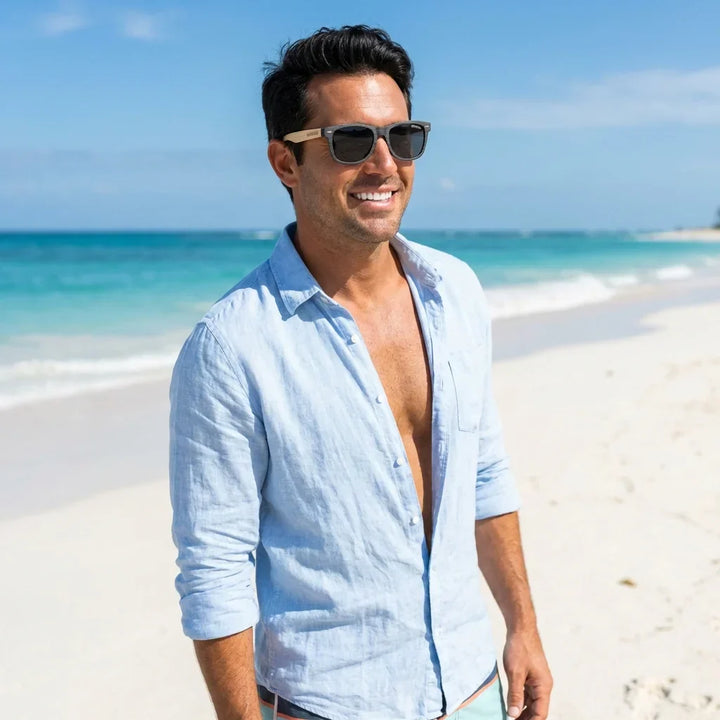 Men wearing lenses sun chiloe 110 wood polarized gray playa oceano UV protection400 bonoboss #editorial_detail1 #color_gris