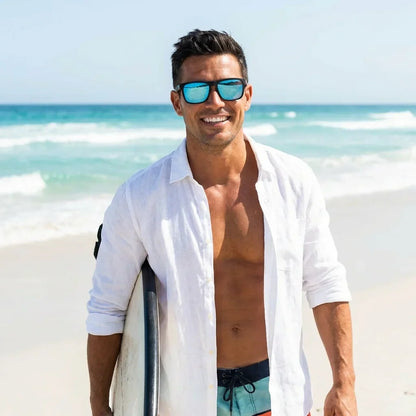 Hombre usando lentes sol Lautaro Dark acetato polarizados sky playa oceano proteccion UV400 Bonoboss #editorial_detail1 #color_sky