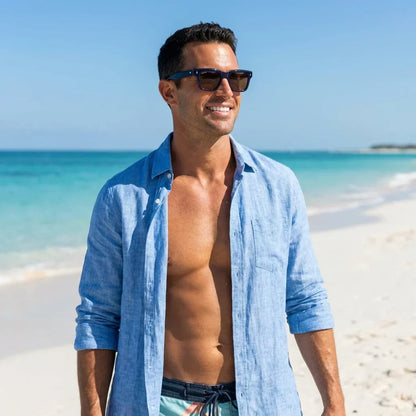 Hombre usando lentes sol Bruno bio-acetato polarizados Carey hombre en playa proteccion solar UV400 Bonoboss #editorial_detail1 #color_carey