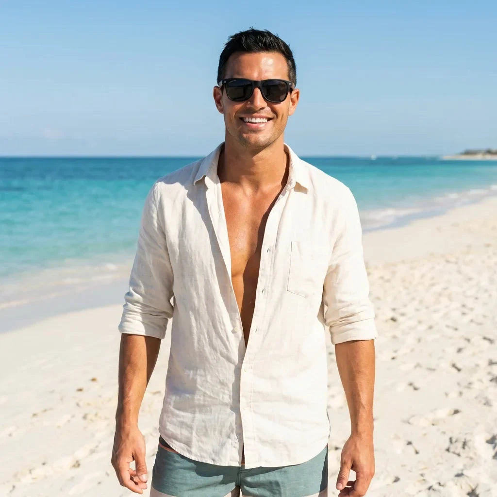 Hombre usando lentes sol Acacia Nogal polarizados smoke playa oceano proteccion UV400 Bonoboss #editorial_detail1 #color_smoke