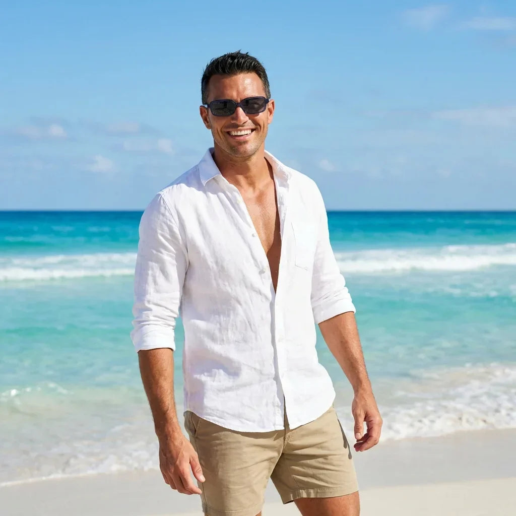 Hombre usando lentes sol Navarino bio-acetato polarizados azul playa arena oceano proteccion UV estilo costero Bonoboss #editorial_banner #color_azul