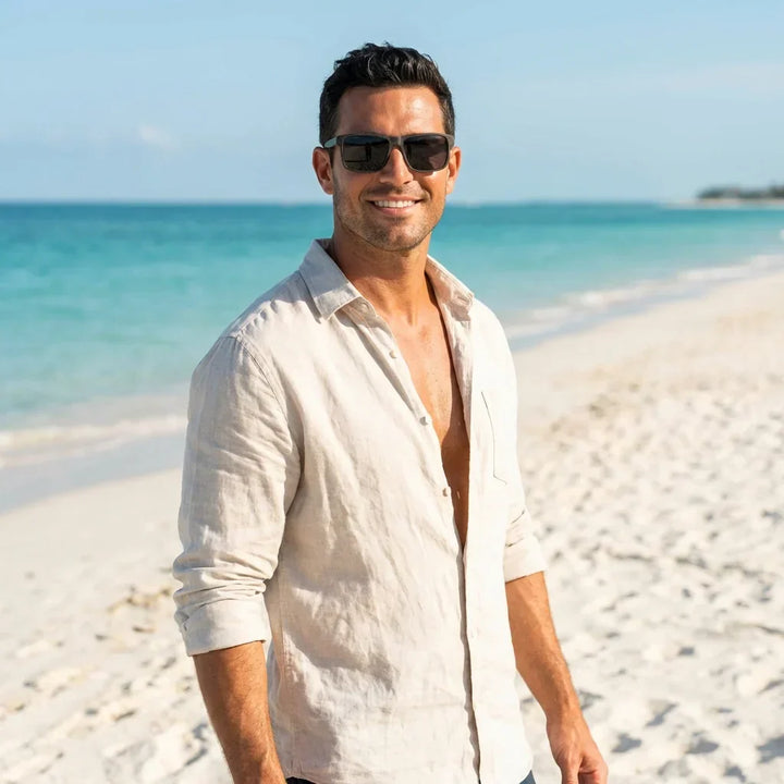 Men wearing lenses sun keule wood polarized cacao aventura outdoor naturaleza sendero UV protection bonoboss #editorial_sustentabilidad #color_cacao
