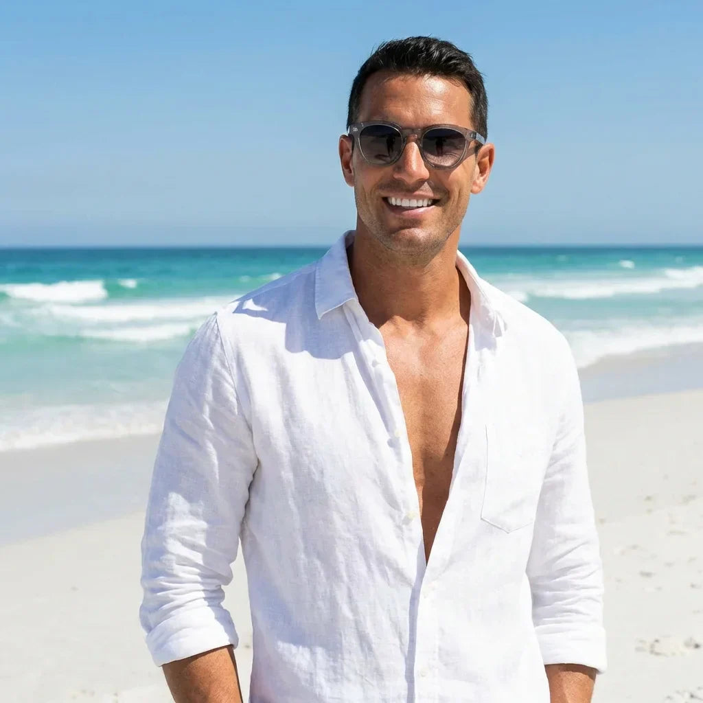 Hombre usando lentes sol Lenga bio-acetato polarizados Gris hombre en playa proteccion solar UV400 Bonoboss #editorial_detail1 #color_gris