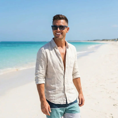 Hombre usando lentes sol Amsterdam polarizados azul playa oceano proteccion UV400 Bonoboss #editorial_detail1 #color_azul