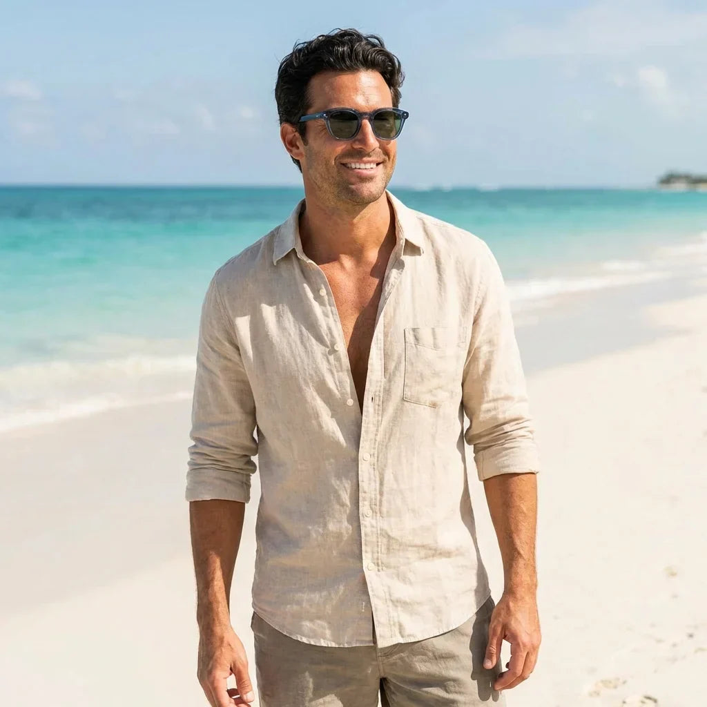 Hombre usando lentes sol Lenga bio-acetato polarizados Azul hombre en playa proteccion solar UV400 Bonoboss #editorial_detail1 #color_azul