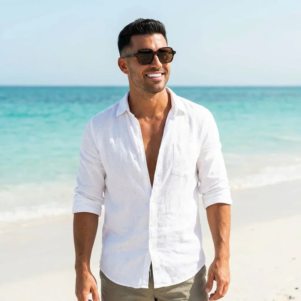 Hombre usando lentes sol Canarias bio-acetato polarizados Carey hombre en playa proteccion solar UV400 Bonoboss #editorial_detail1 #color_carey
