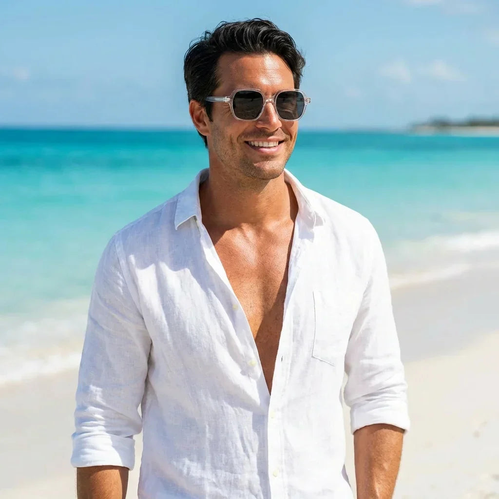 Hombre usando lentes sol Canarias bio-acetato polarizados Transparente hombre en playa proteccion solar UV400 Bonoboss #editorial_detail1 #color_transparente
