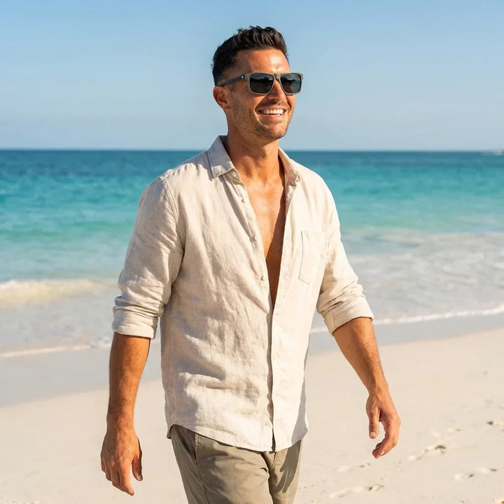 Men wearing lenses sun keule xl wood polarized darkblue playa arena oceano UV protection estilo coastal bonoboss #editorial_detail1 #color_darkblue