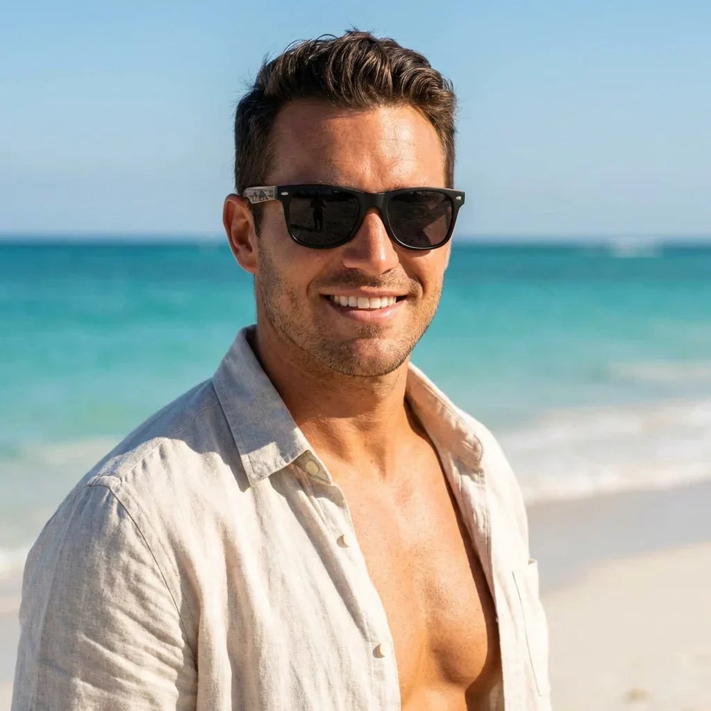 Hombre usando lentes sol Acacia Designers polarizados surf playa oceano proteccion UV400 Bonoboss #editorial_banner #color_surf