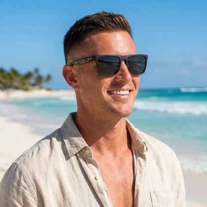 Hombre usando lentes sol Lautaro Dark Designer's madera polarizados waves playa arena oceano proteccion UV estilo costero Bonoboss #editorial_detail2 #color_waves