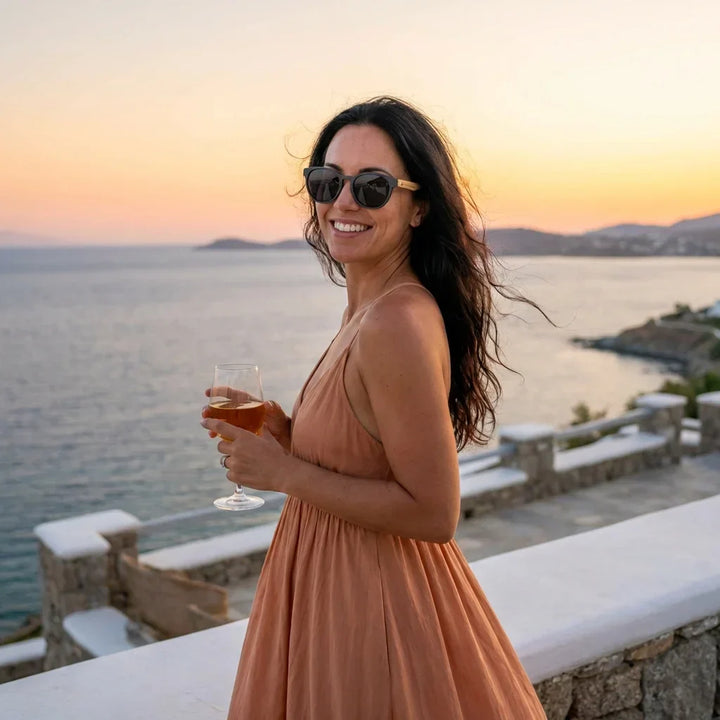 Women wearing lenses sun chiloe 110 wood polarized gray playa arena sun protection UV400 bonoboss #editorial_banner #color_gris