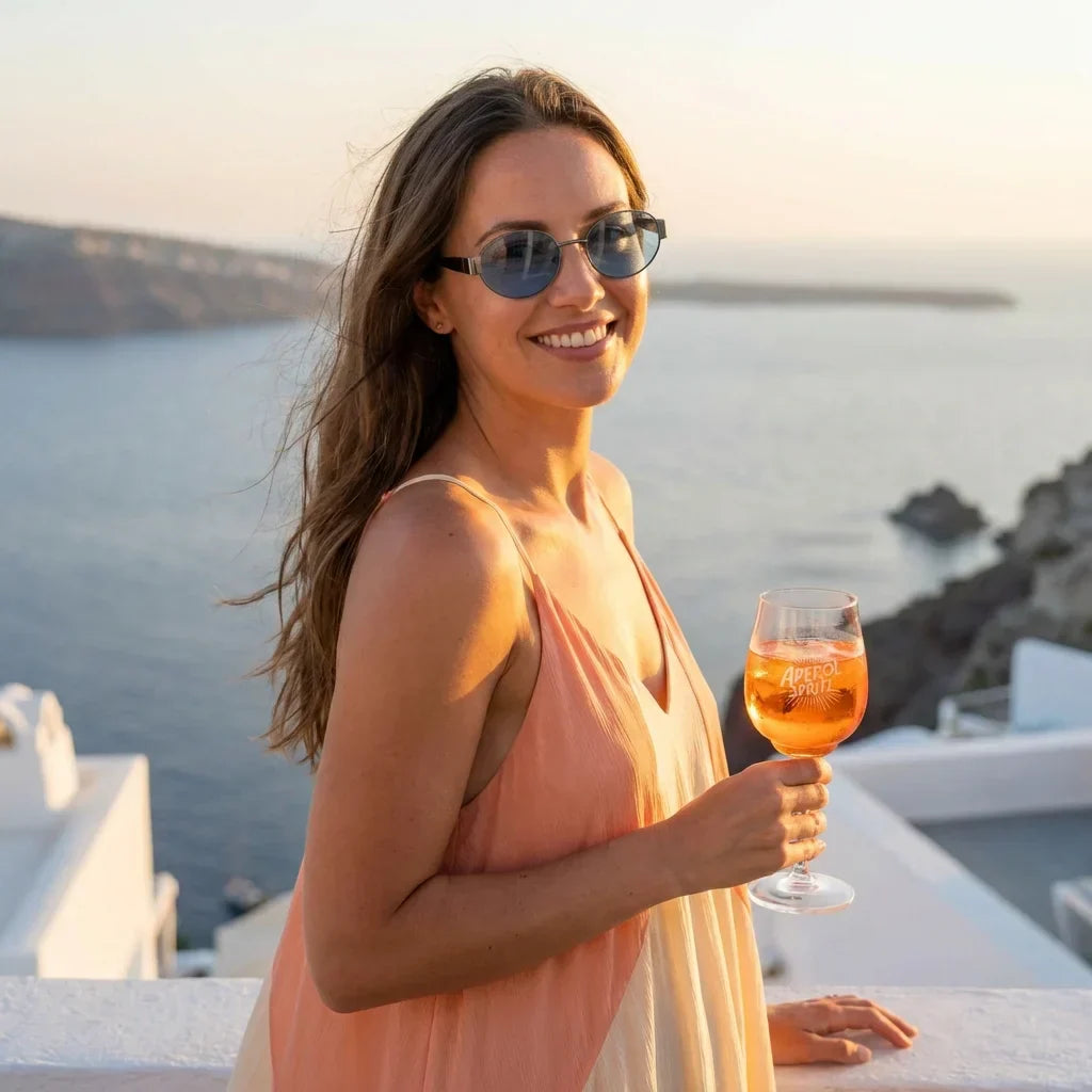 Mujer usando lentes sol New Lennon bio-acetato polarizados blue playa arena oceano proteccion UV estilo costero Bonoboss #editorial_sustentabilidad #color_blue