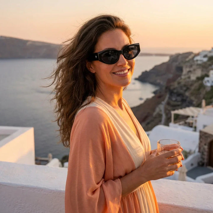 Women wearing lenses sun milan bio-acetate polarized black playa arena oceano UV protection estilo coastal bonoboss #editorial_detail1 #color_negro