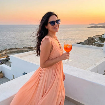 Mujer usando lentes sol Meli Dark bio-acetato polarizados Degrade Azul mujer en playa arena proteccion solar Bonoboss #editorial_sustentabilidad #color_degrade-azul