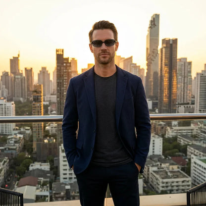 Hombre usando lentes sol Navarino bio-acetato polarizados azul urbano ciudad moderna estilo sofisticado proteccion UV Bonoboss #editorial_detail2 #color_azul