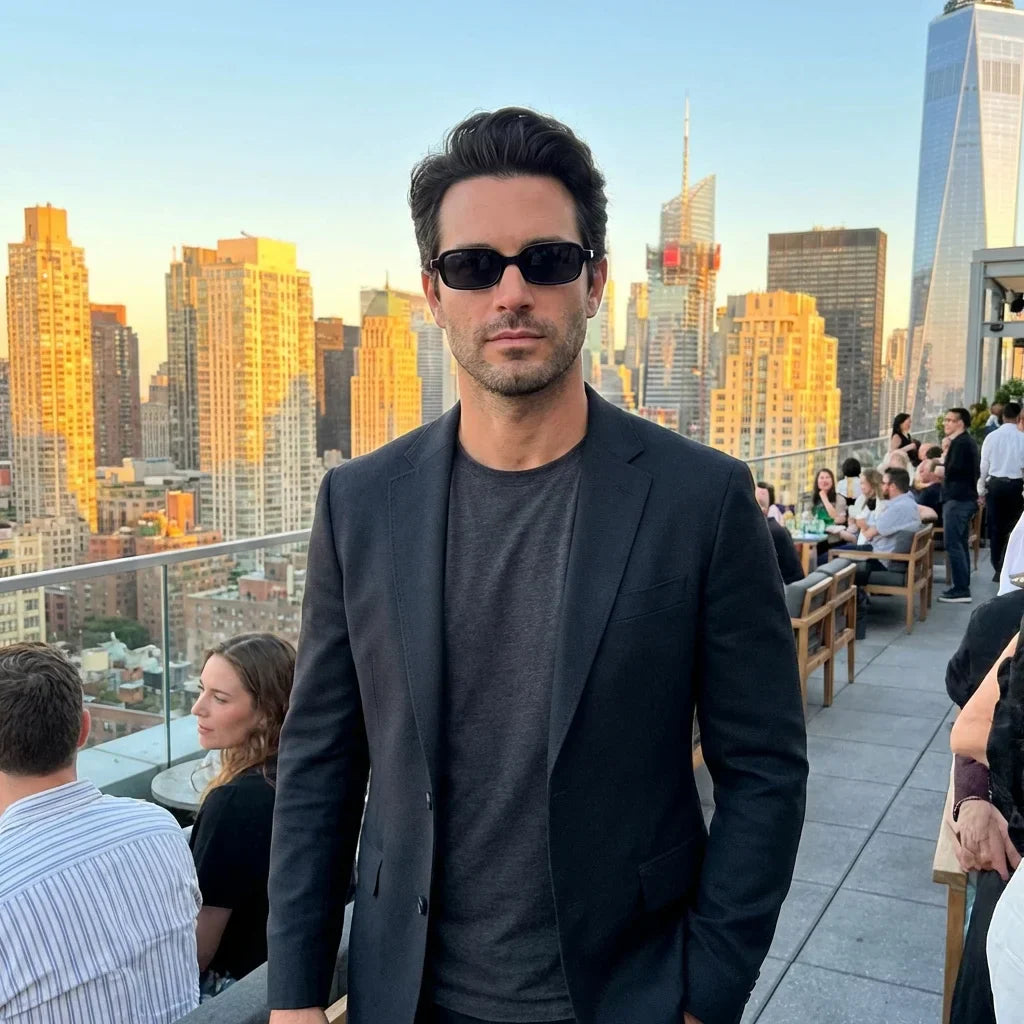 Hombre usando lentes sol Navarino bio-acetato polarizados negro urbano ciudad moderna estilo sofisticado proteccion UV Bonoboss #editorial_detail2 #color_negro