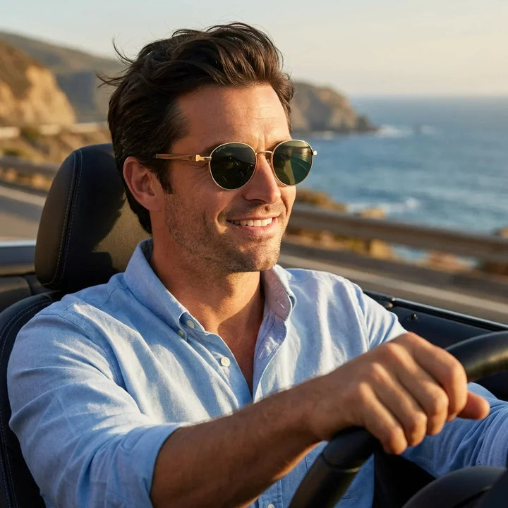 Hombre con lentes de sol polarizados Harry Gold, al conducir, armazón de acero y madera #editorial_detail1 #color_g15