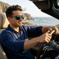 Hombre usando lentes sol Rapanui RPET reciclado polarizados ocean conduciendo mejora contraste conduccion Bonoboss #editorial_detail1 #color_ocean