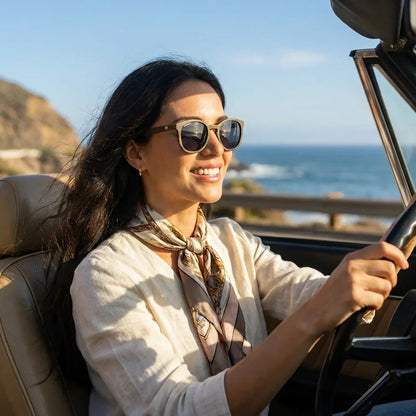 Mujer usando lentes sol Meli Ebony madera ebony polarizado polarizados Negro mujer conduciendo proteccion solar UV400 Bonoboss #editorial_detail1 #color_negro