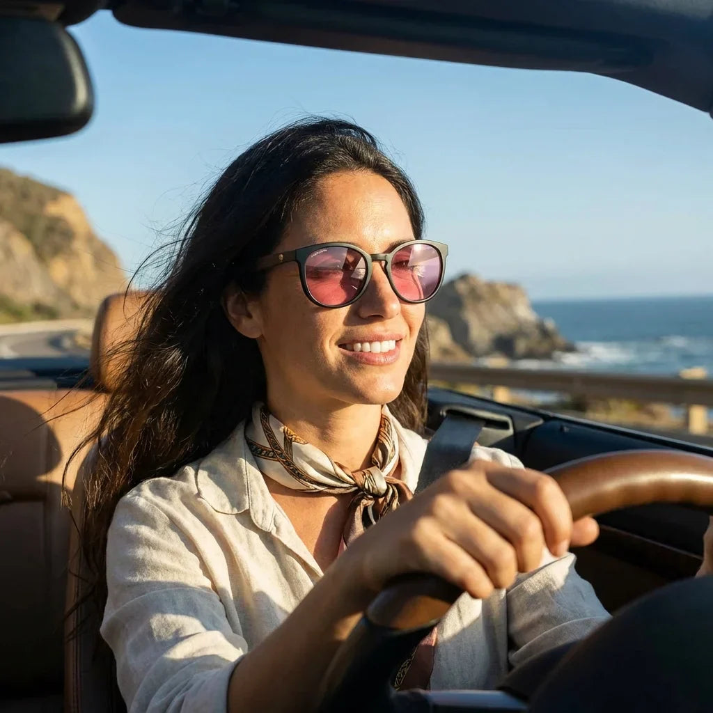 Mujer usando lentes sol Meli Dark bio-acetato polarizados Rosado mujer conduciendo proteccion solar UV400 Bonoboss #editorial_detail1 #color_rosado