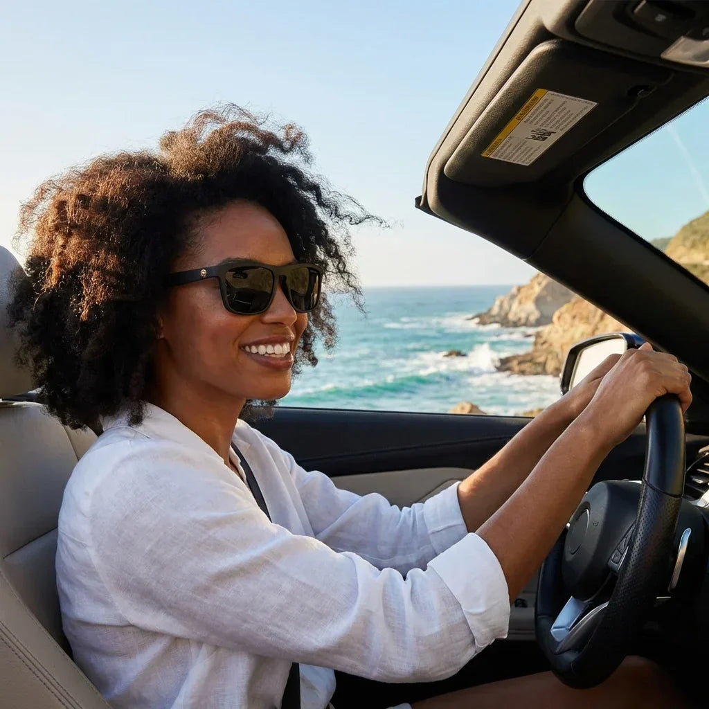 Mujer usando lentes sol Lautaro Dark acetato polarizados negro conduciendo proteccion solar UV400 Bonoboss #editorial_detail1 #color_negro