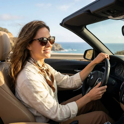 Mujer usando lentes sol Hanga Roa bio-acetato polarizados carey conduciendo proteccion solar UV400 estilo Bonoboss #editorial_detail1 #color_carey