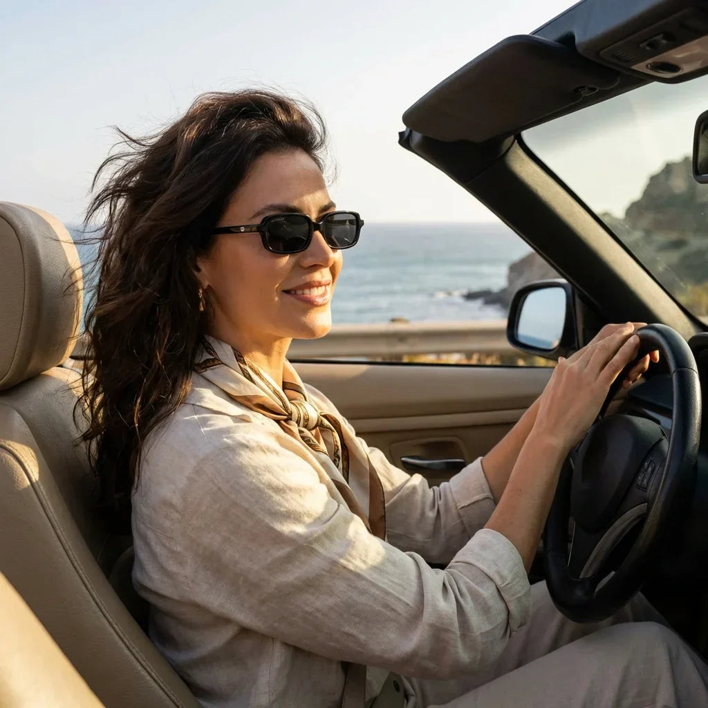 Mujer usando lentes sol Navarino bio-acetato polarizados negro conduciendo proteccion solar UV400 estilo Bonoboss #editorial_detail1 #color_negro