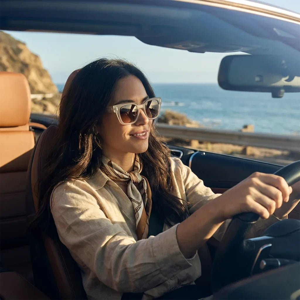 Mujer usando lentes sol Osorno RPET reciclado transparente conduciendo proteccion UV400 estilo moderno Bonoboss #editorial_detail1 #color_transparente