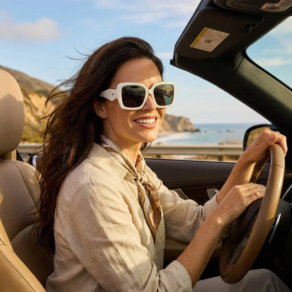 Mujer usando lentes sol Alaska polarizados blanco conduciendo proteccion solar UV400 Bonoboss #editorial_sustentabilidad #color_blanco