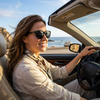 Mujer usando lentes sol Hanga Roa bio-acetato polarizados negro conduciendo proteccion solar UV400 estilo Bonoboss #editorial_detail1 #color_negro
