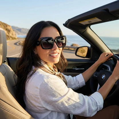 Mujer usando lentes sol Alaska polarizados negro conduciendo proteccion solar UV400 Bonoboss #editorial_detail1 #color_negro