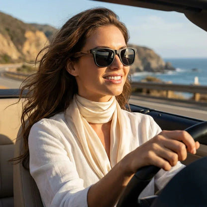Mujer usando lentes sol Acacia Designers polarizados surf conduciendo proteccion solar UV400 Bonoboss #editorial_sustentabilidad #color_surf