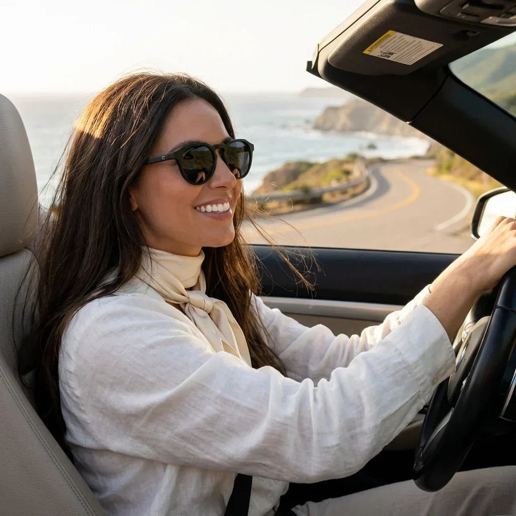 Mujer usando lentes sol Galapagos acetato madera polarizados negro smoke conduciendo proteccion solar UV400 Bonoboss #editorial_detail1 #color_negro-smoke
