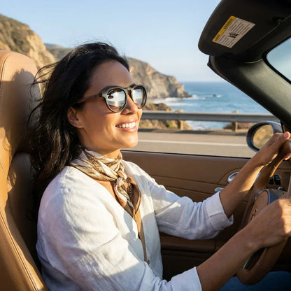 Mujer usando lentes sol Galapagos acetato madera polarizados negro flash silver conduciendo proteccion solar Bonoboss #editorial_detail1 #color_negro-flash-silver
