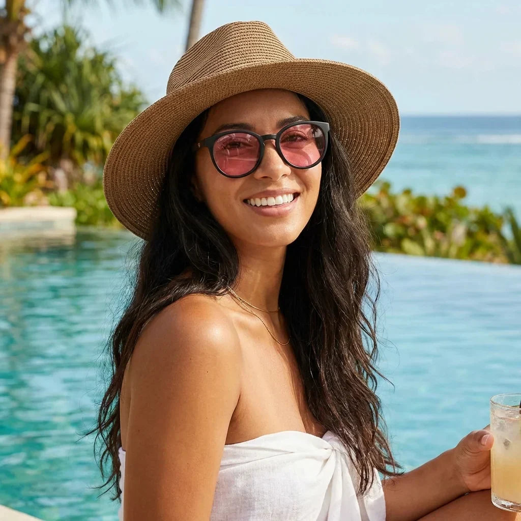 Mujer usando lentes sol Meli Dark bio-acetato polarizados Rosado mujer en resort piscina lifestyle verano Bonoboss Chile #editorial_banner #color_rosado