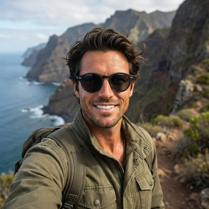 Hombre usando lentes sol Joplin RPET RPET reciclado del oceano polarizados negro aventura outdoor naturaleza sendero proteccion UV Bonoboss #editorial_sustentabilidad #color_negro