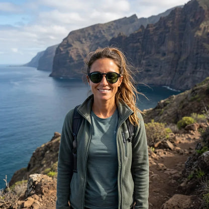 Mujer usando lentes sol Galapagos acetato madera polarizados negro G15 aventura outdoor sendero naturaleza Bonoboss #editorial_sustentabilidad #color_negro-g15