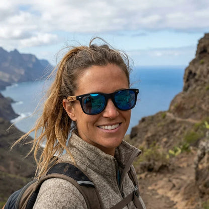 Mujer usando lentes sol Acacia Designers polarizados surf sky aventura outdoor sendero naturaleza Bonoboss #editorial_sustentabilidad #color_surf-sky
