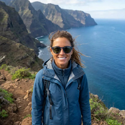 Mujer usando lentes sol Lenga bio-acetato polarizados Azul mujer aventura outdoor naturaleza proteccion UV Bonoboss #editorial_sustentabilidad #color_azul