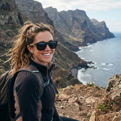 Mujer usando lentes sol Acacia Designers polarizados fisherman aventura outdoor sendero naturaleza Bonoboss #editorial_sustentabilidad #color_fisherman