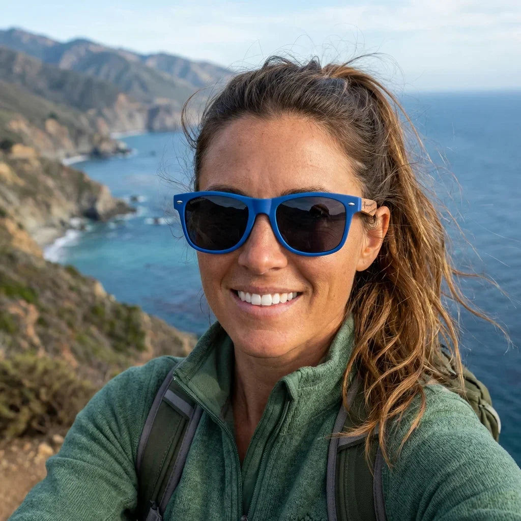 Mujer usando lentes sol Acacia madera zebrano polarizados Blue Smoke mujer aventura outdoor naturaleza proteccion UV Bonoboss #editorial_sustentabilidad #color_blue-smoke